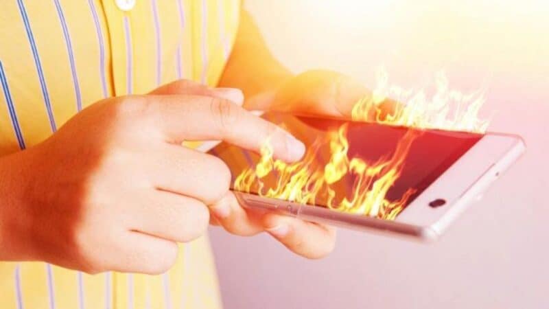 Smartphone pericolosi: ecco perché possono esplodere improvvisamente