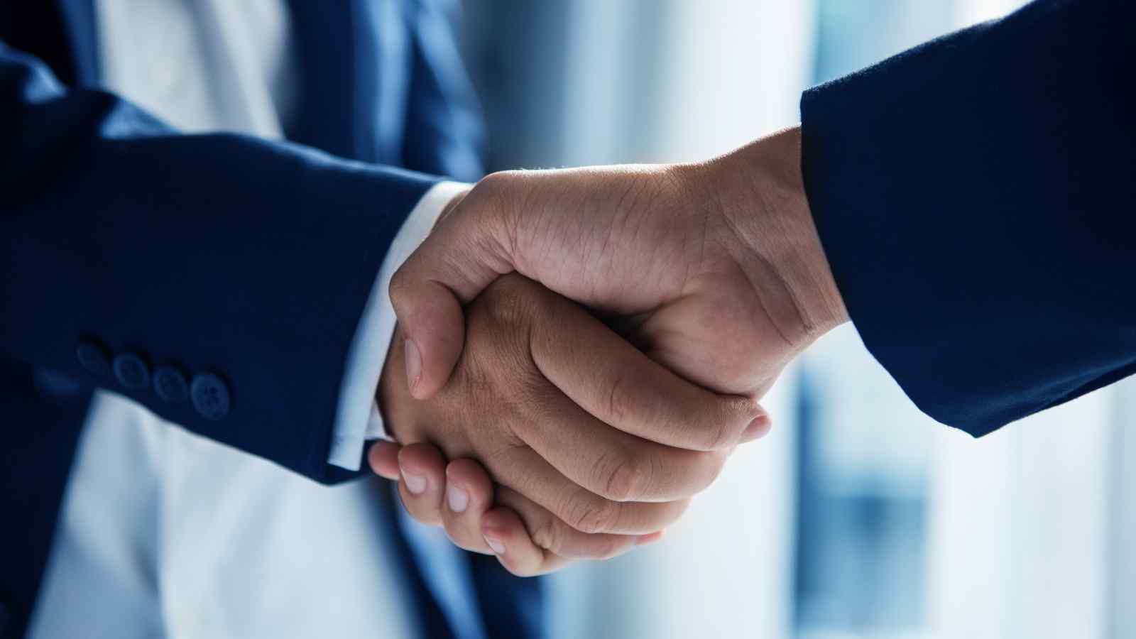 L'amicizia di Trump è un obiettivo ambito anche da chi prima si mostrava ostile, come il CEO di Meta che ora cerca di ricucire i rapporti.