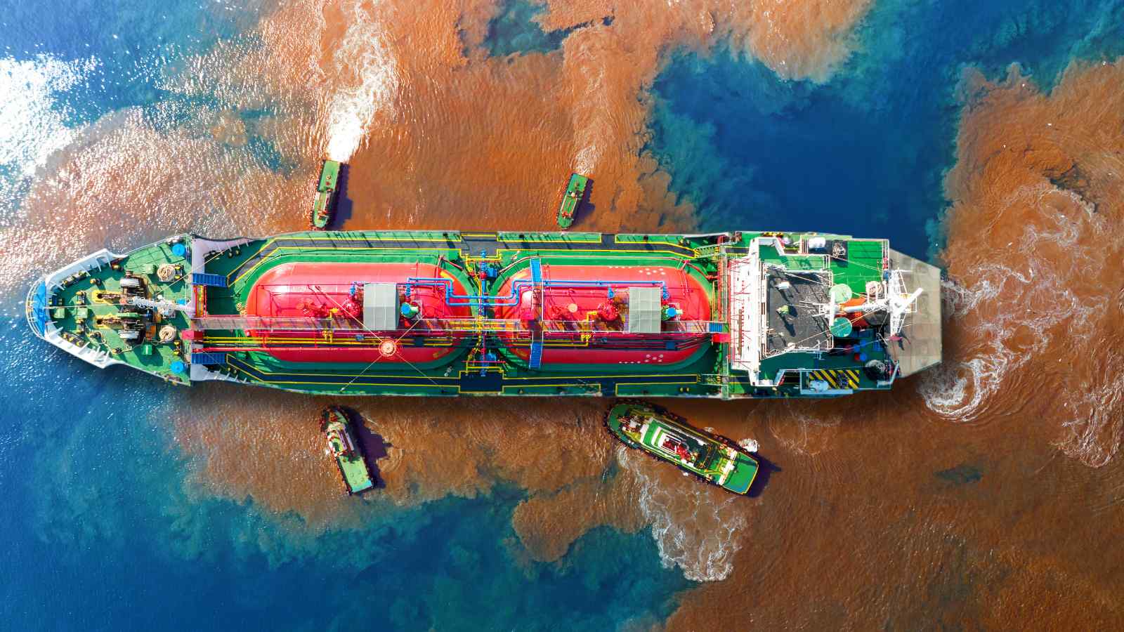 Il traffico navale inquina i mari, con rifiuti e pratiche illegali che minacciano ecosistemi e mettono a rischio l’ambiente.